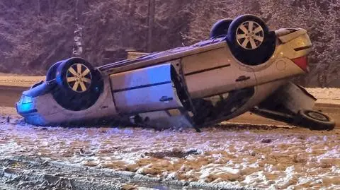 Auto na dachu, kierowcy nie było w środku