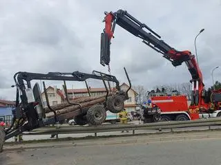 Ciągnik wjechał w barierki na drodze krajowej numer 61