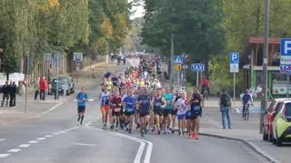 Zawodnicy na trasie 41. Maratonu Warszawskiego