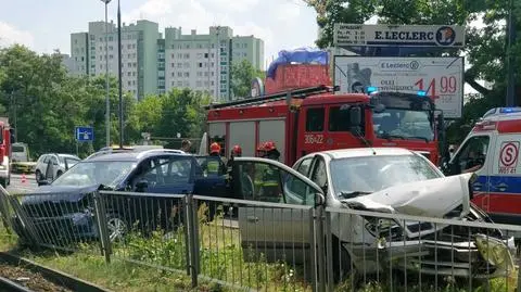 Wypadek na Bielanach, trzy osoby w szpitalu