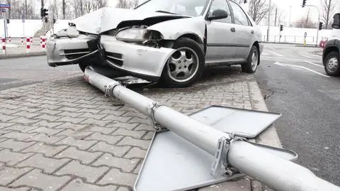 Pijany kierowca uciekł po kolizji z karetką. Skończył na latarni