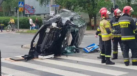 Pruszków: auto na boku, jedna osoba w szpitalu