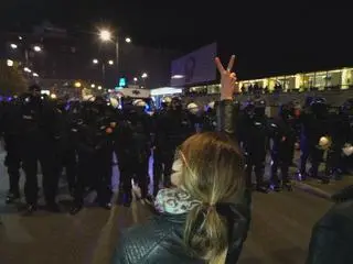 Protestujący na placu Powstańców Warszawy