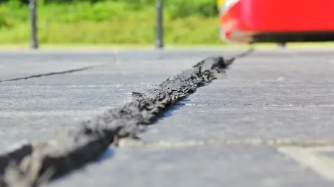 Czarna maź na odnowionym placu. "Nie zdążyła dobrze zastygnąć"