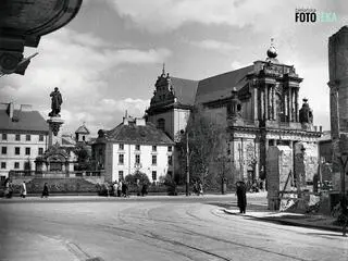 Zdjęcie wykonane po ponownym odsłonięciu pomnika Mickiewicza w 1950 r. Nie ma tam jeszcze wówczas czterech zniczy znajdujących się w narożach balustrady - powrócą w 1986 r