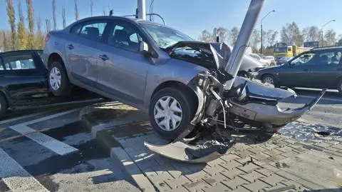 Wypadek na Puławskiej. Renault zaklinowane między BMW a latarnią
