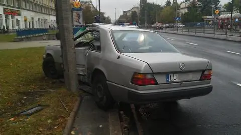 Wpadł w poślizg i uderzył w latarnię