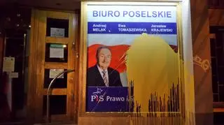 Wejście biura poselskiego oblane farbą