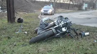 Motocykl wjechał w słup