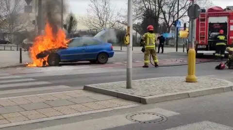 Zderzenie dwóch aut na Kamionku, jedno zaczęło się palić