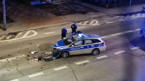 Kolizja dwóch radiowozów. Jechały na miejsce bójki