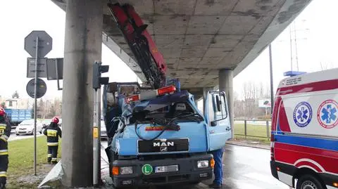 Służba oczyszczania miasta zahaczyła o wiadukt