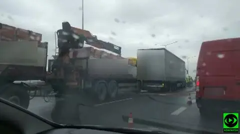 S8: zderzenie dwóch ciężarówek i auta osobowego