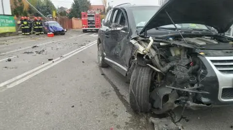 Roztrzaskane samochody, w jednym trzy osoby. Wszystkie pijane