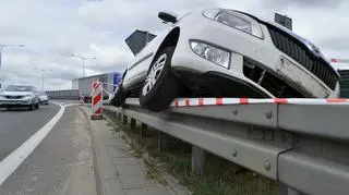 Skoda na barierkach przy trasie S8 