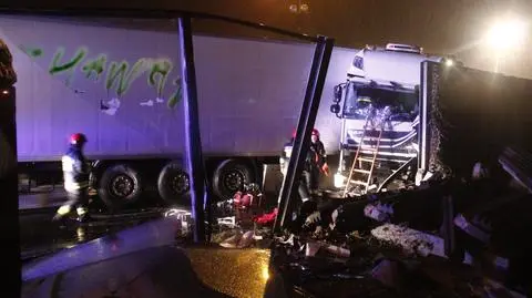Tir uderzył w bariery. Kierowca był zakleszczony