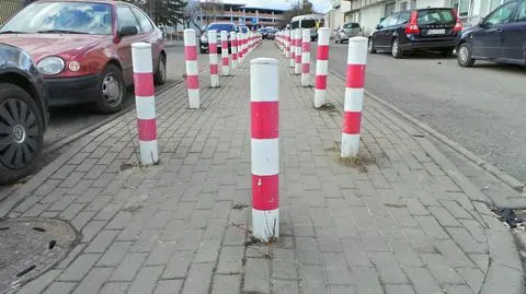 Wąski chodnik otoczony lasem słupków, a w tle pusty garaż. "To nie jest tak, że my je lubimy. Często nie mamy wyjścia"