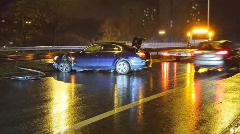 Korek na Wisłostradzie. Samochód stanął w poprzek jezdni