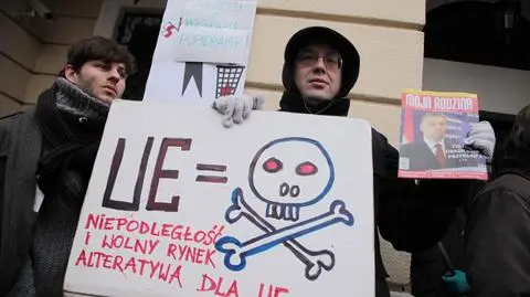 100 osób przed ambasadą Węgier
