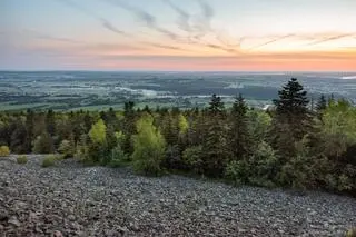 Widok z Łysej Góry w kierunku Warszawy