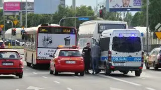 Zakleszczył się między autobusami