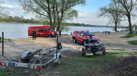 "Zgasł silnik", nurt Wisły porwał łódź, trzech strażaków wpadło do wody