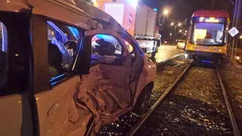 Tramwaj uderzył w samochód. Kierowca trafił do szpitala