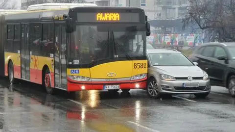 Niegroźne zderzenie, ogromne korki. Kolizja autobusu i samochodu 