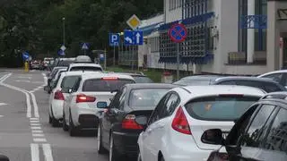 Sznur aut w kolejce do punktu badań drive-thru