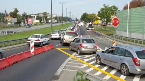 Drogowcy frezują asfalt. "Paraliż Modlińskiej, korki na moście"
