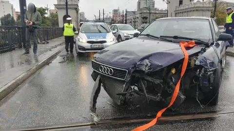 Audi uderzyło w barierki na moście