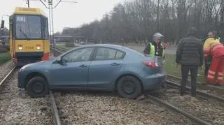 Samochód wjechał na torowisko