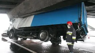Ciężarówka wbiła się w filar