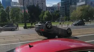 Auto dachowało na Marszałkowskiej