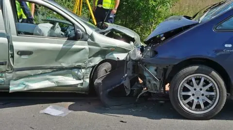 Wypadek toyoty, forda i volkswagena. Ranna kobieta