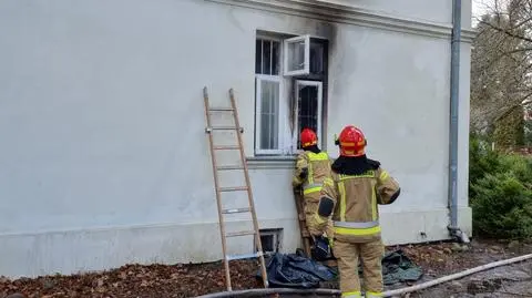 Płonął budynek w Wawrze. Jedna osoba badana w karetce 