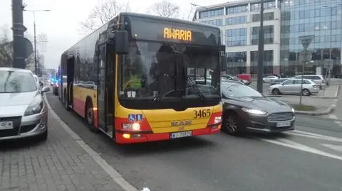 Wypadek autobusu miejskiego. Auta jeździły trambuspasem