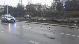 Samochód wjechał w ogrodzenie na pasie zieleni 