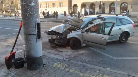 Wola: auto uderzyło w słup, jedna osoba ranna 