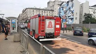 Samochód wjechał w barierki przy przystanku