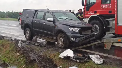 Kierowca busa zderzył się czołowo z autem żołnierzy. Policja: był nietrzeźwy i nie miał uprawnień