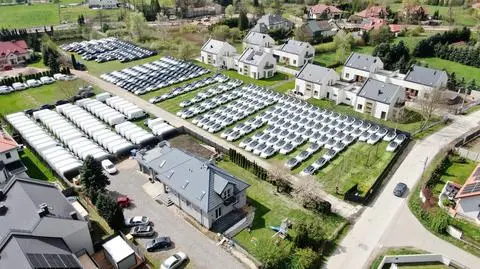 Dziesiątki elektrycznych aut na placu pomiędzy domami jednorodzinnymi. "Z godziny na godzinę było ich więcej"