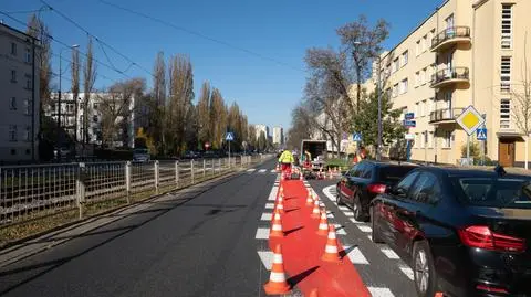 Miejsca parkingowe i ścieżki rowerowe zamiast dwóch pasów ruchu. Drogowcy zmieniają ulicę Mickiewicza