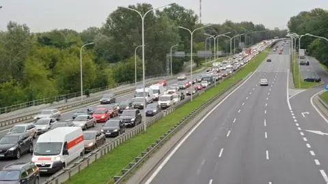 10 kilometrów korka. Zaczęło się od wypadku, potem "kaskada utrudnień"