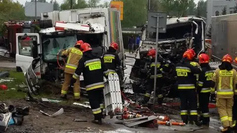 Czołowe zderzenie wywrotki i śmieciarki. Jeden z kierowców zmarł w szpitalu