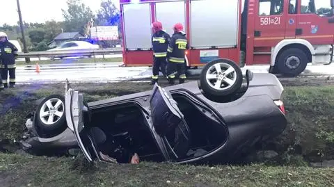 Zderzenie w Alejach Jerozolimskich. Auto na dachu w rowie