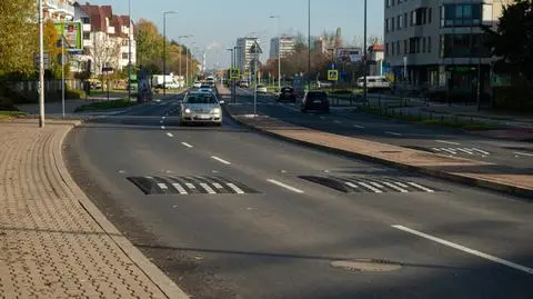 Zamontowali progi na jednej z najniebezpieczniejszych ulic Ursynowa. "Nie usatysfakcjonuje to pieszych i kierowców"