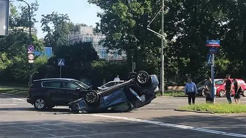 Dachowanie na Mokotowie. Kierowca pod wpływem