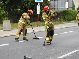 Samochód uderzył w słup na Patriotów 