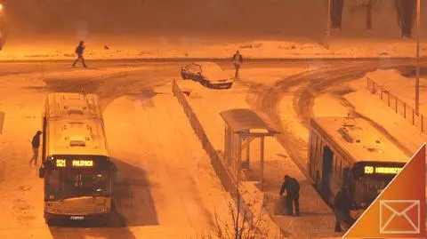 Obwarowany śniegiem samochód stoi na pętli